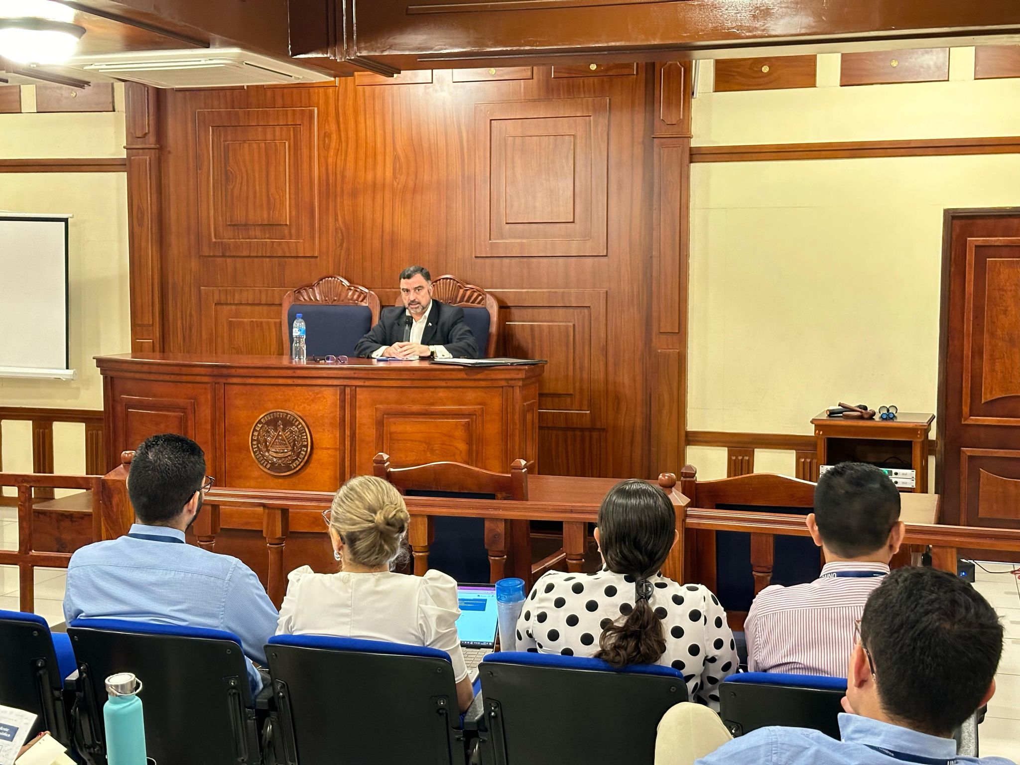 Entrega de obsequio, Universidad de Oriente, El Salvador