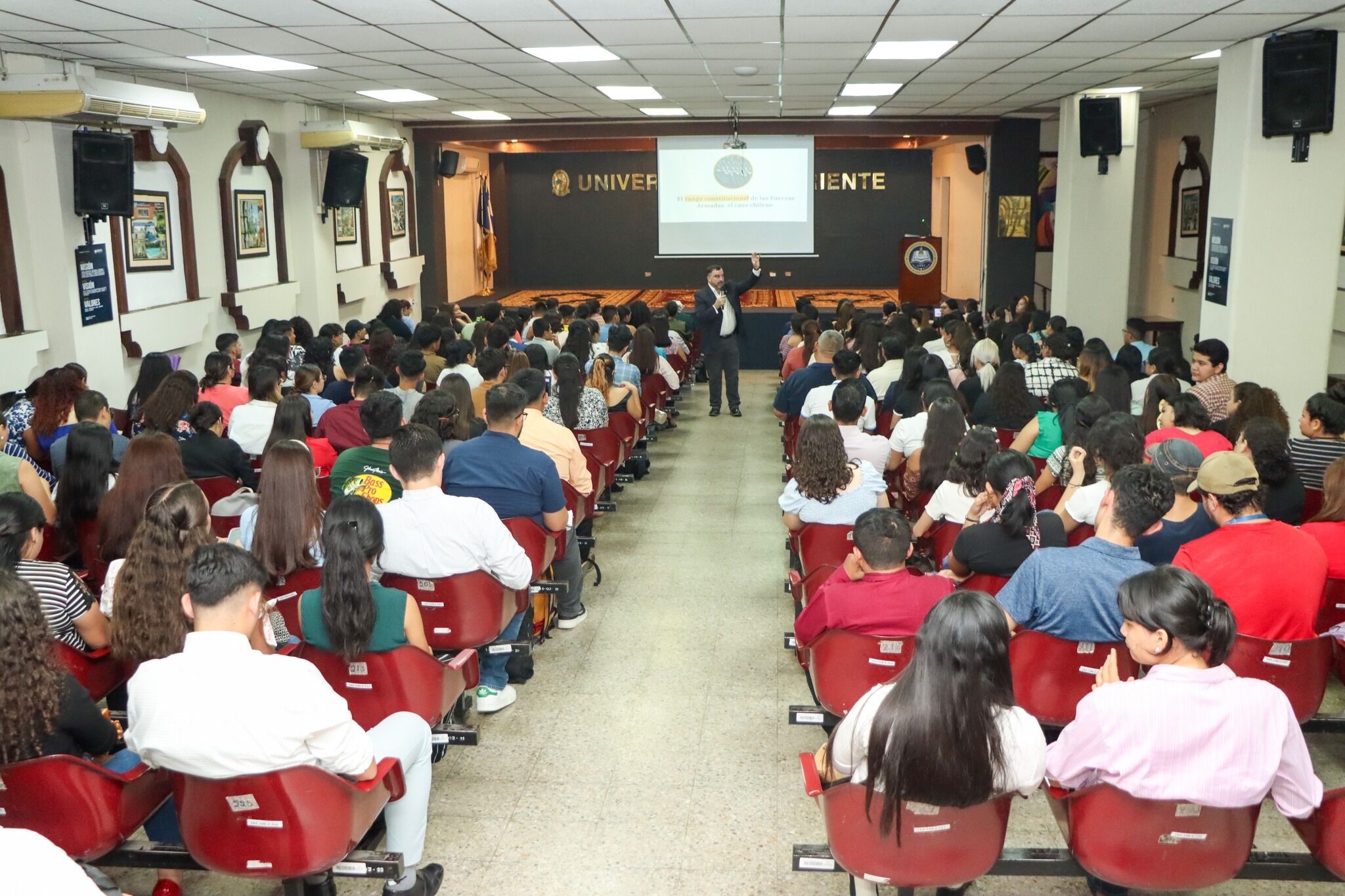 Charla en salón judicial, Universidad de Oriente, El Salvador